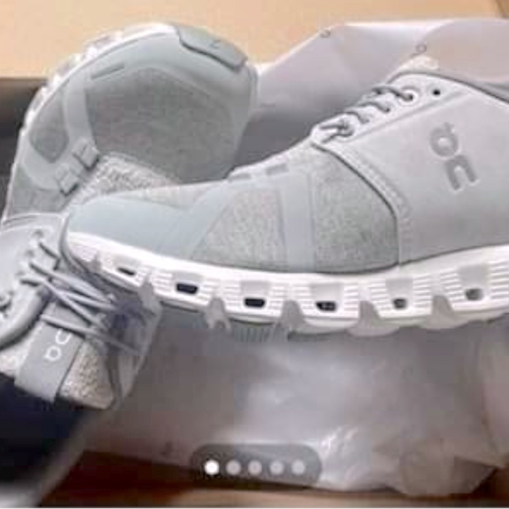 Women's size 7 OnClouds...
Practically brand new 
Still in box